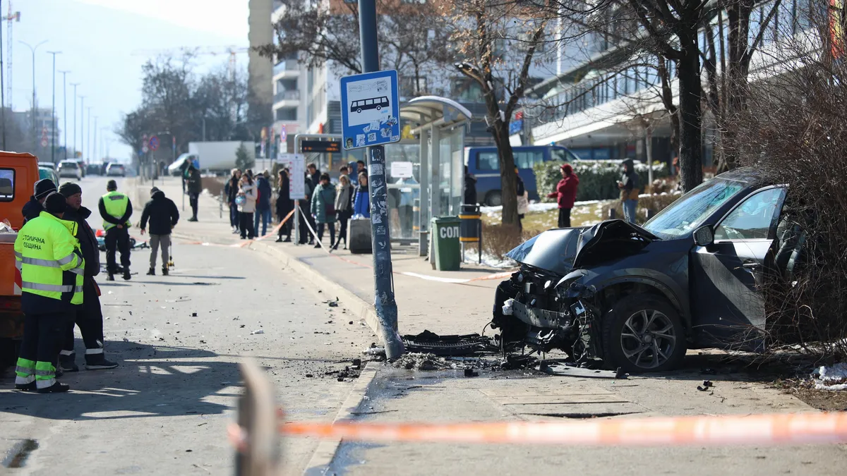 Двама мъже са ранени при катастрофата до спирка на градския транспорт в София