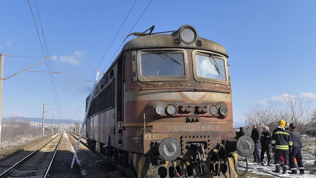 Двама машинисти пострадаха при пожар в локомотив на гарата в Калофер