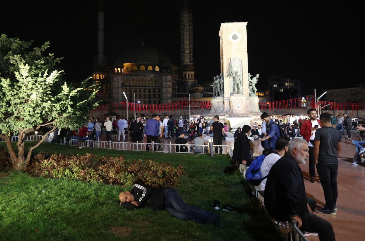 Двама починали и 43 ранени след труса в Истанбул