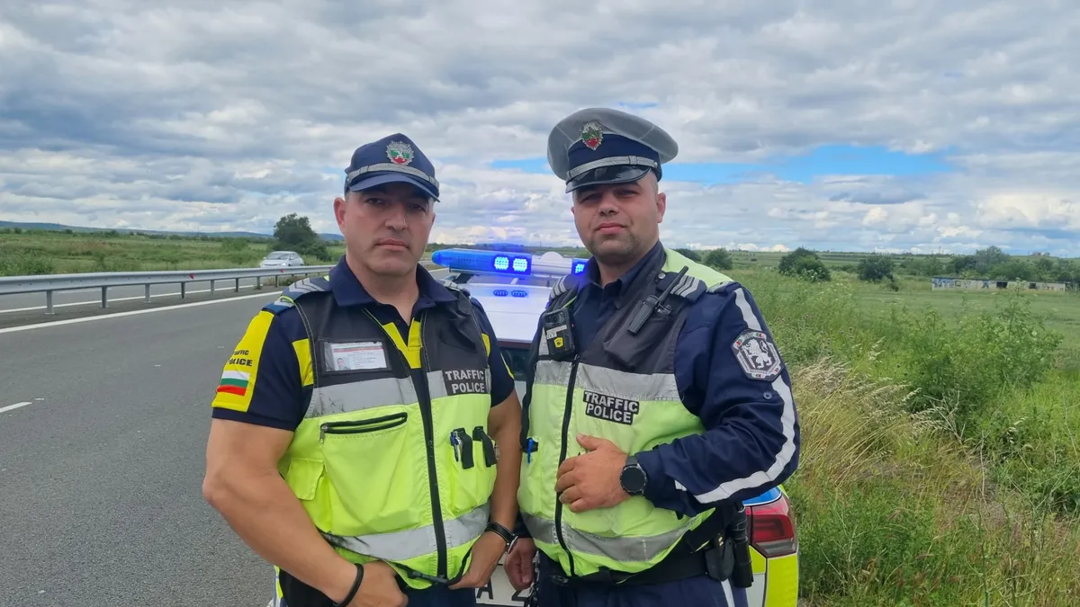 Двама полицаи спасиха жена, започнала да ражда в задръстване в Бургас