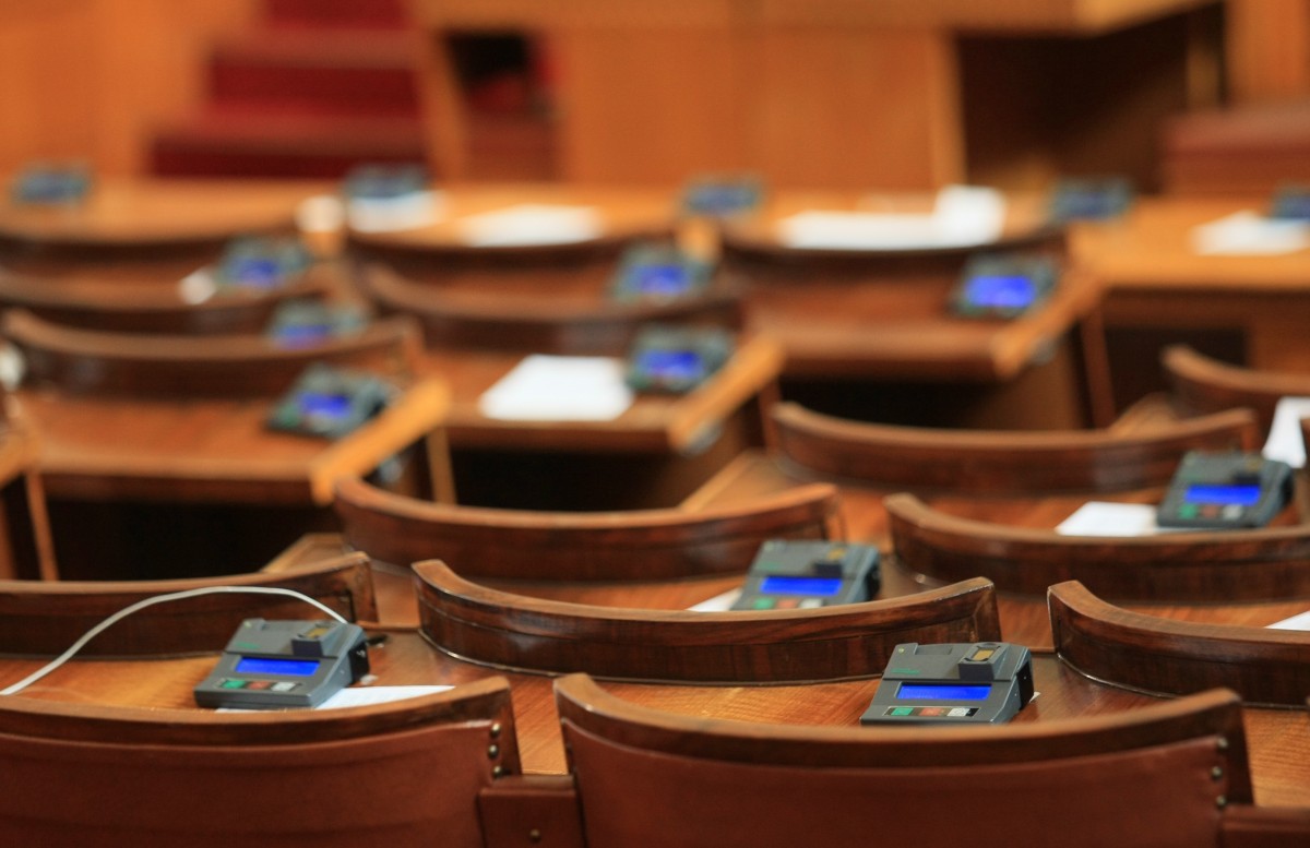 Двама вицепремиери и осем министри на парламентарен контрол