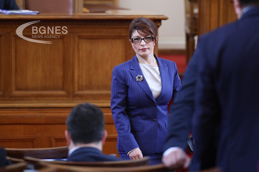 Атанасова: Дори и на 1-ви юни е нелепо да се държите детински в парламента