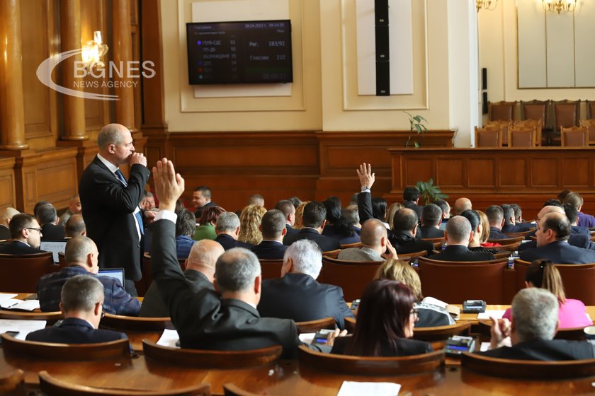 Осем министри на парламентарен контрол 