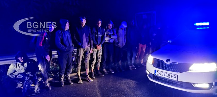 Заловиха 11 бежанци с джип след полицейска гонка край Карлово