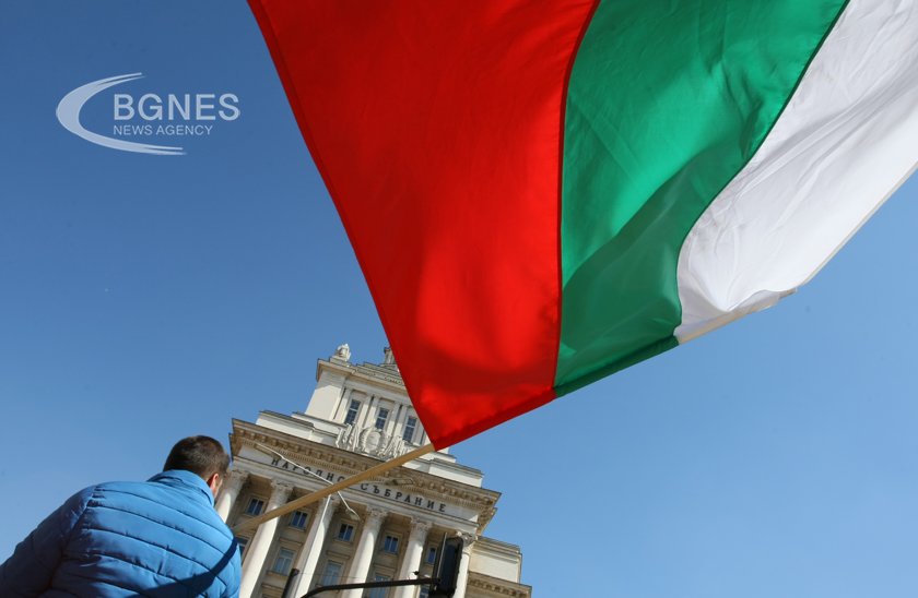 Национално шествие в подкрепа на момичето, пострадало при нападение с макетно ножче