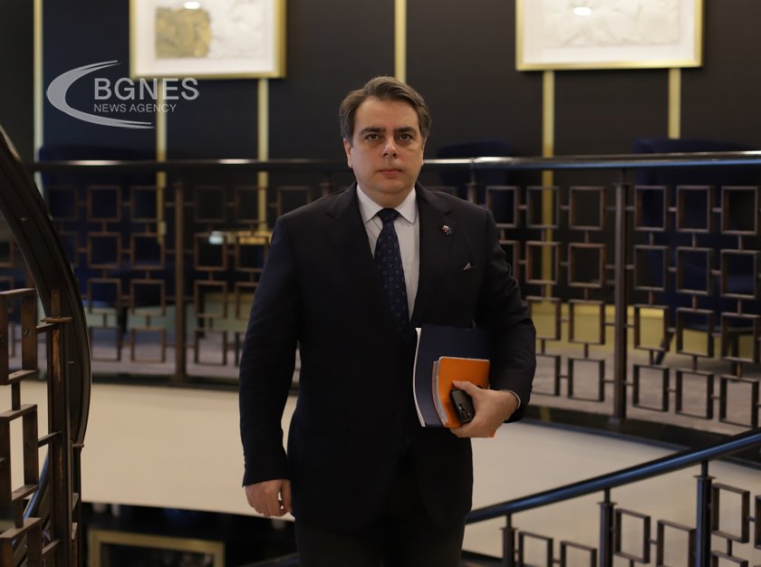 Асен Василев не успя да гласува, заличен е от избирателните списъци