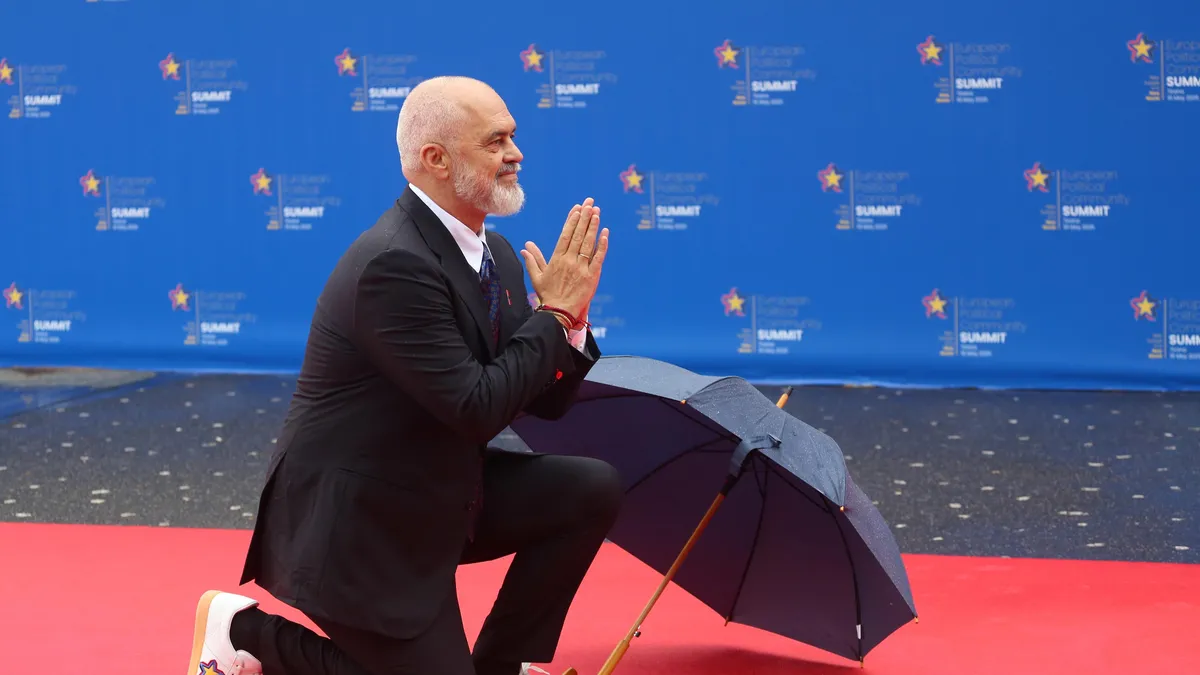 Еди Рама посрещна на колене Мелони в Тирана