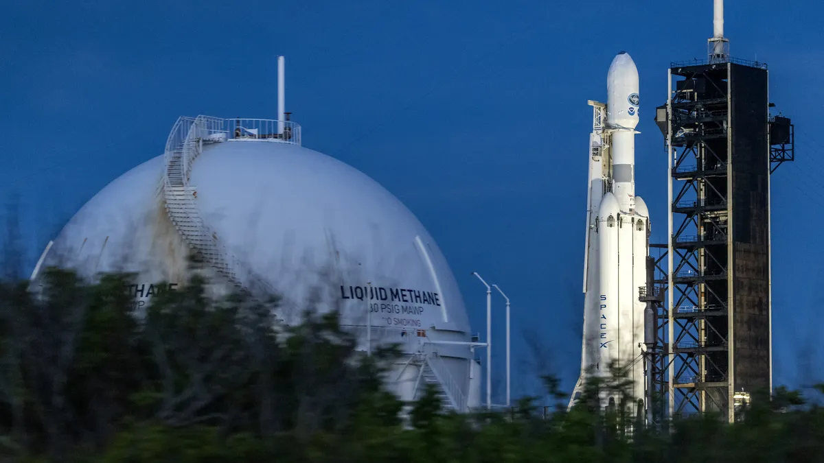 Екипажът на SpaceX ще осъществи първата частно финансирана космическа разходка