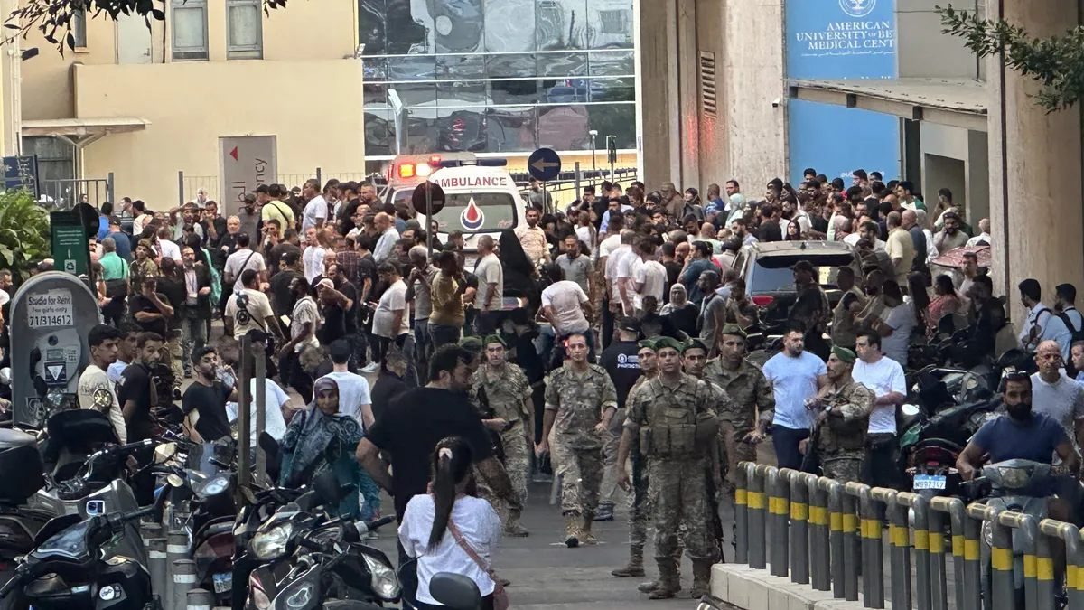 Експлодиращи пейджъри раниха стотици членове на Хизбула, ранен е посланика на Иран в Ливан