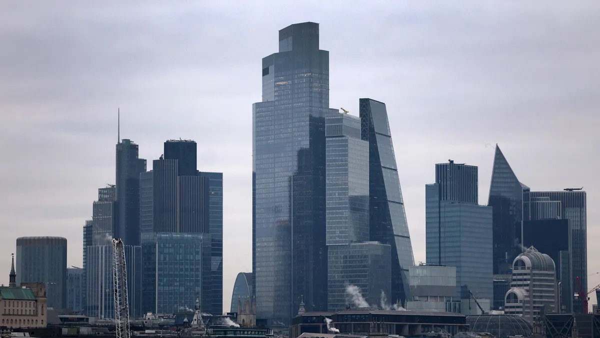 Европейските борси под натиск, паундът и британските банки се сринаха