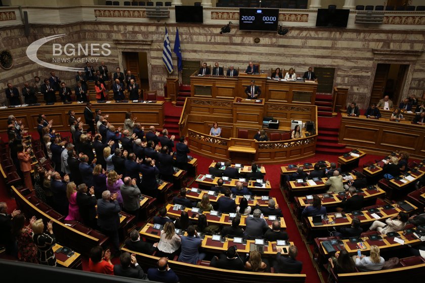 Формализиран е първият гръцки парламент от девет партии