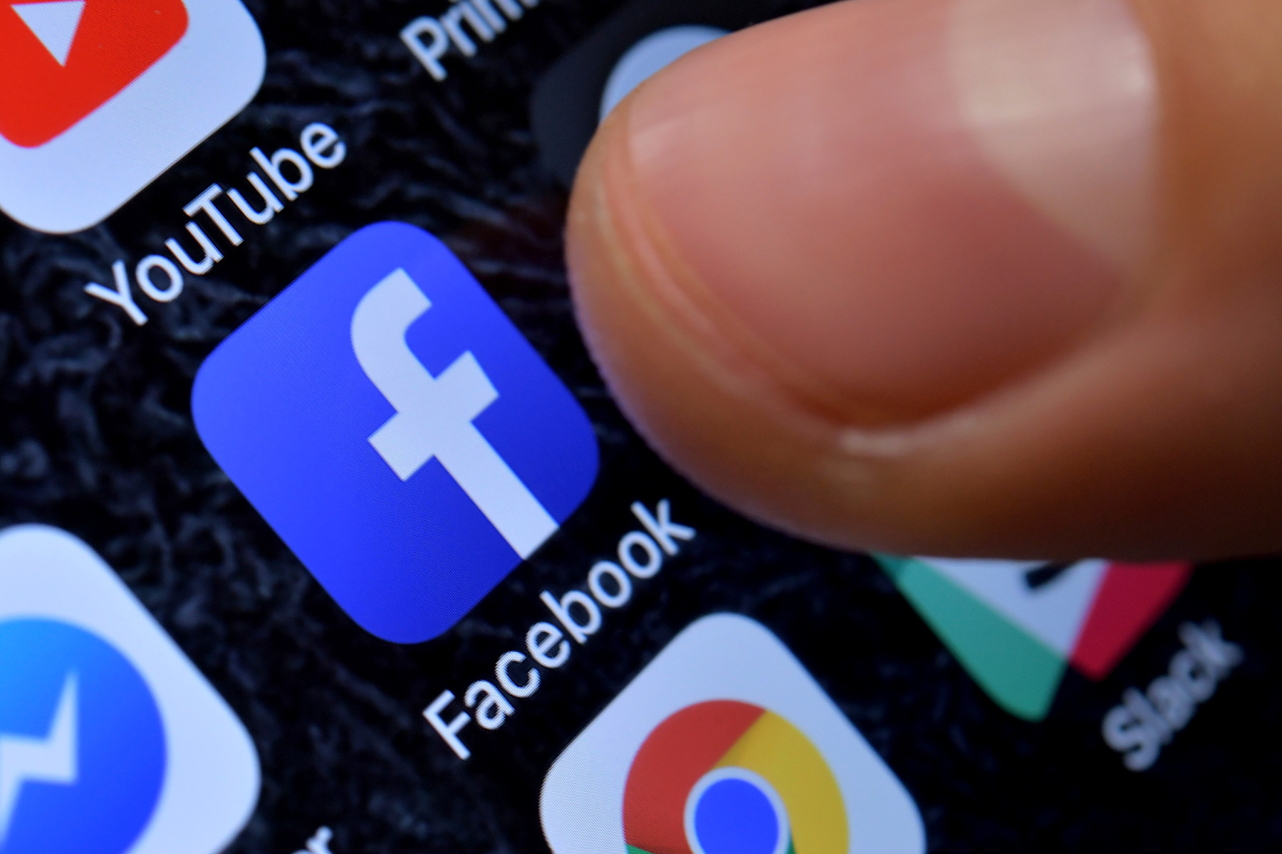 Facebook забрани работата на американски антиваксъри