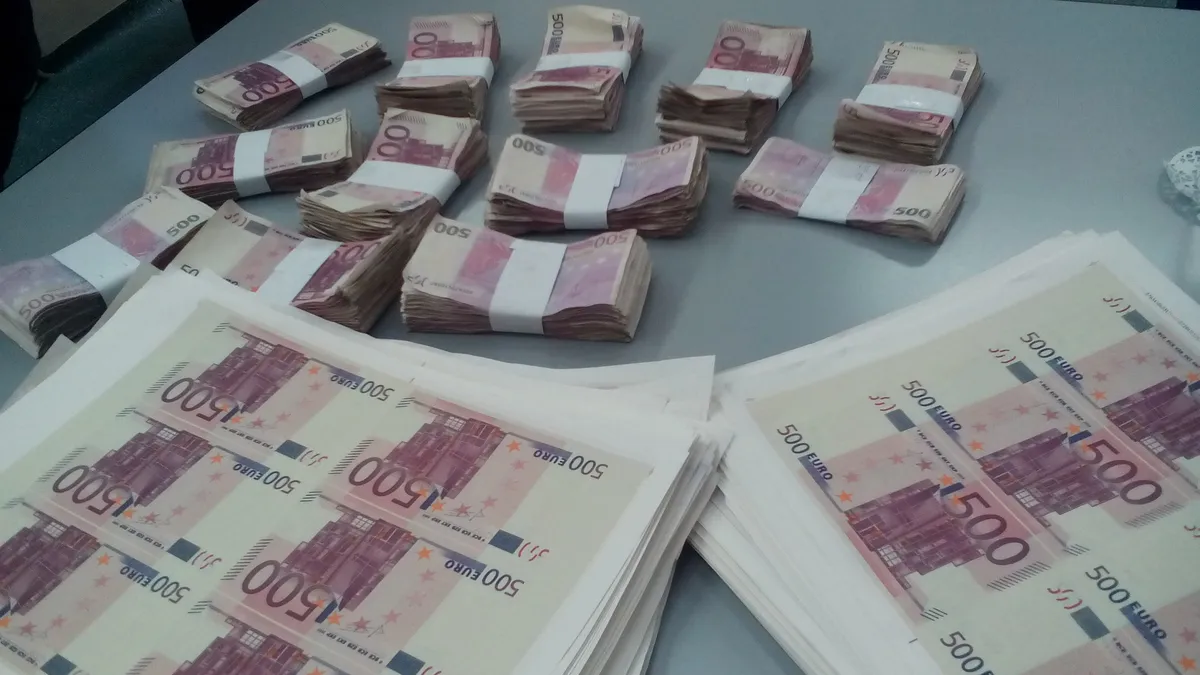 Фалшиви банкноти от 50 лева и 500 евро печатали в Шумен на хартия за опаковка на дюнери