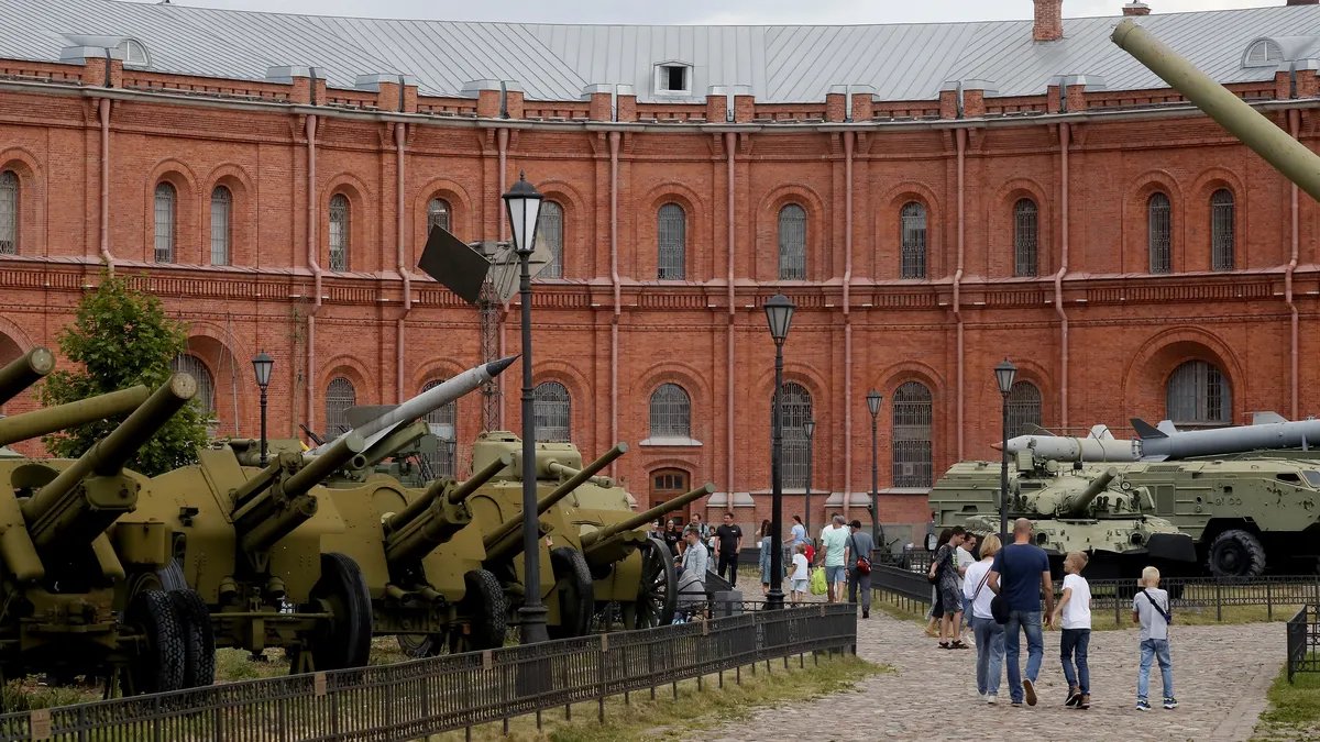 Файненшъл таймс: Военната икономика на Русия е като пясъчен замък