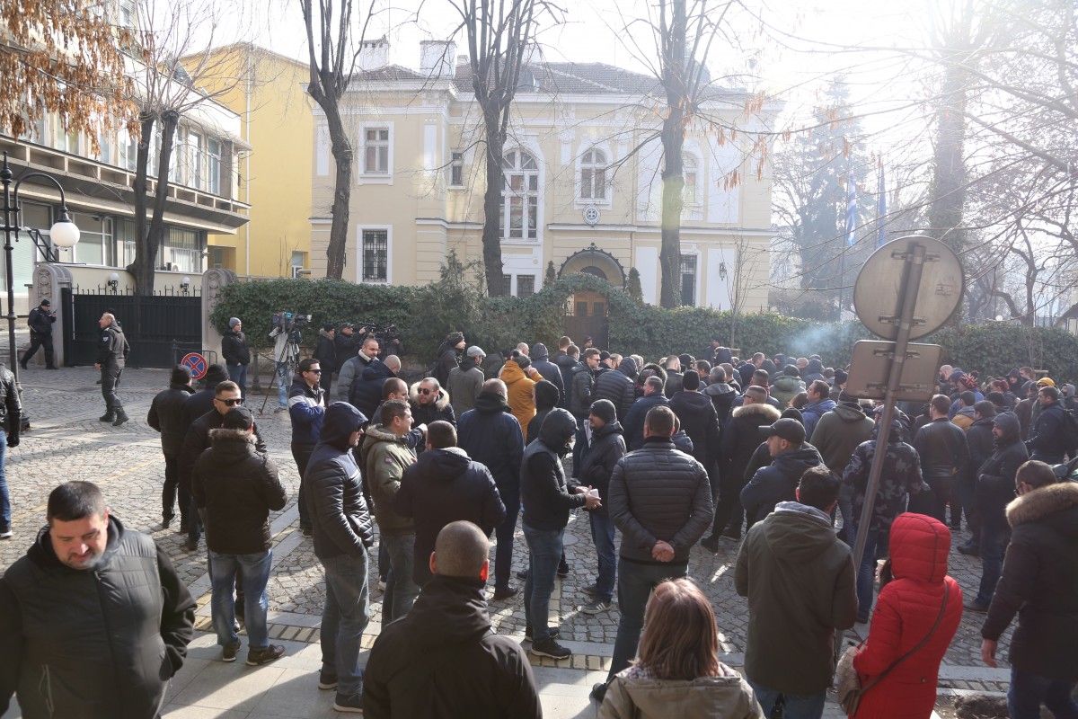 Фенове на Ботев Пд протестираха пред гръцкото посолство в София