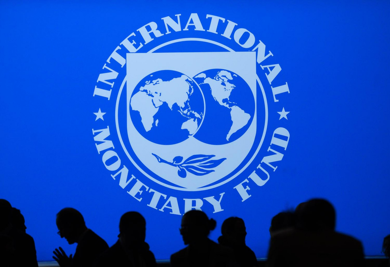 МВФ: Глобалният растеж се забавя, инфлацията расте