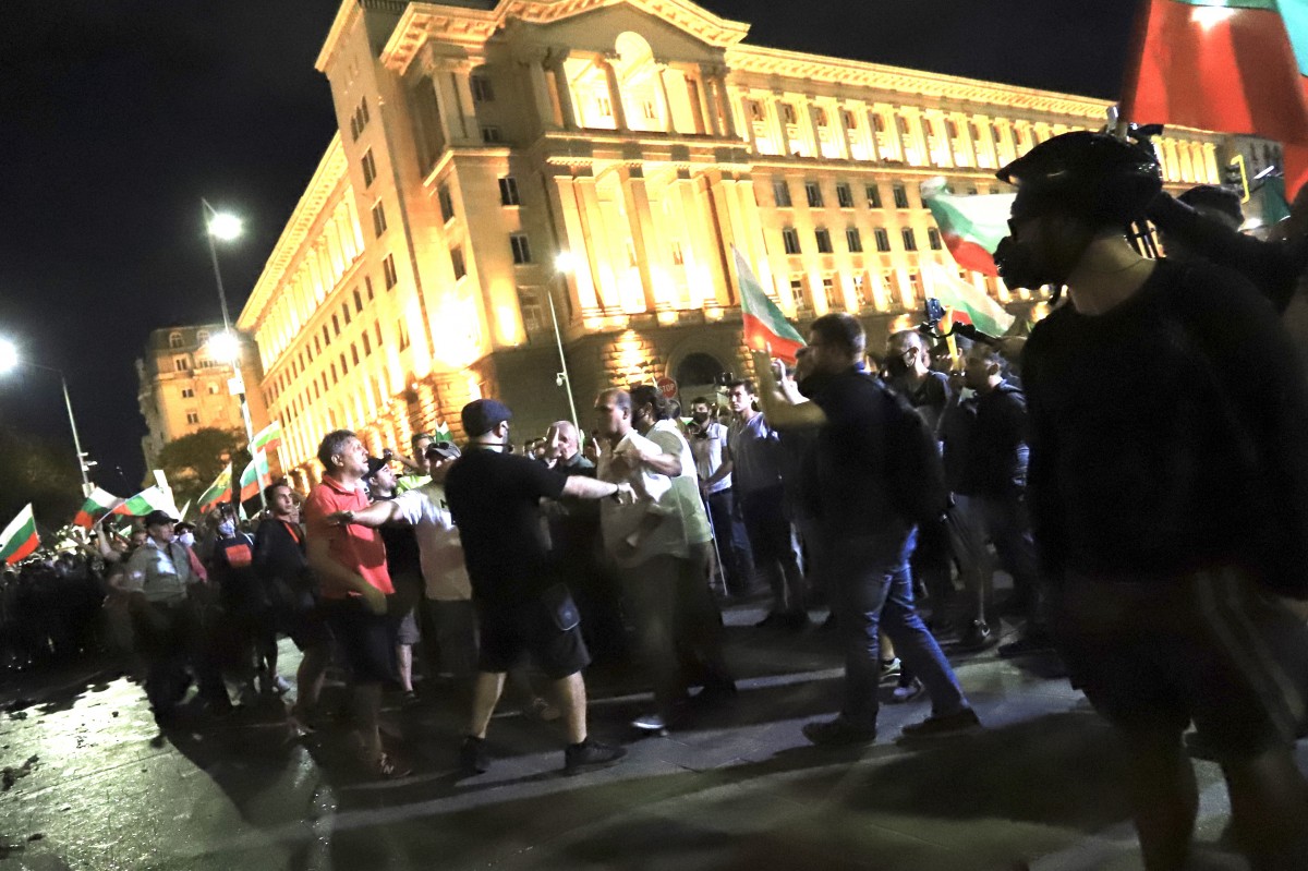 Фотограф на агенция „Франс прес“ ранен на протестите в България