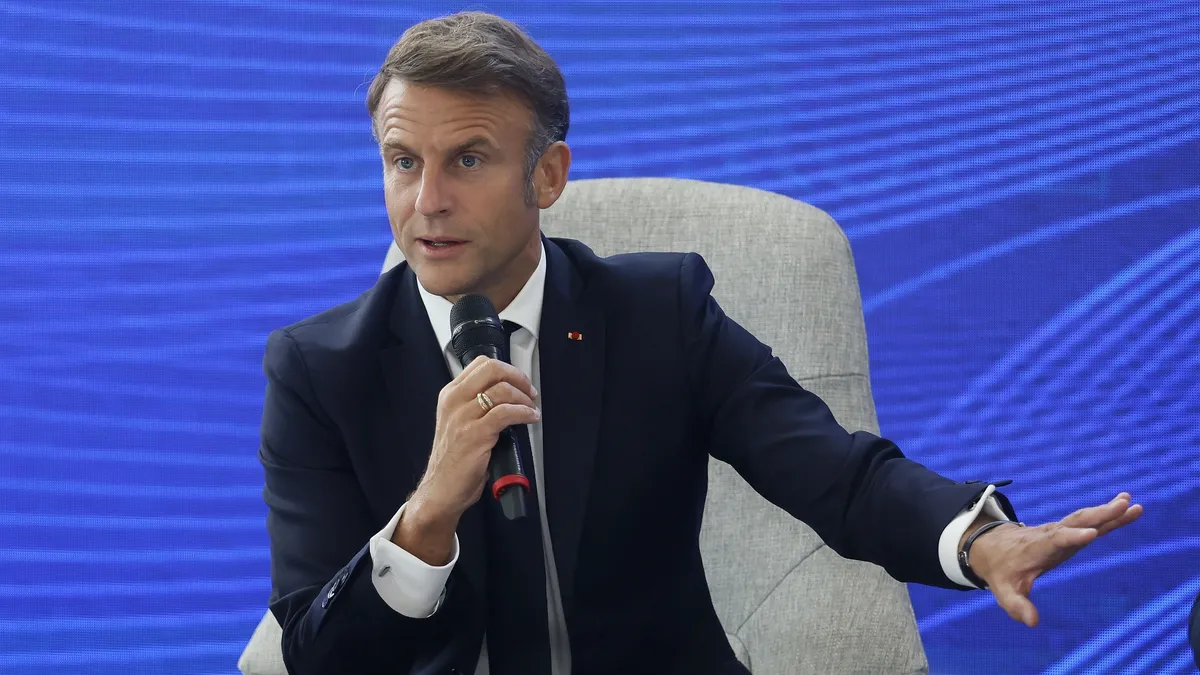 Френски депутати поискаха импийчмънт на президента Еманюел Макрон