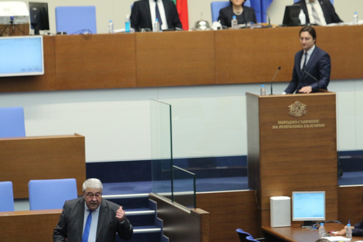ГЕРБ: Радев да оттегли заявката си за втори мандат