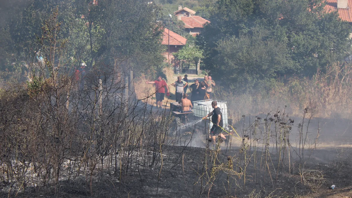 Голям пожар край Дупница, спряха огъня до самите къщи на село Блажиево