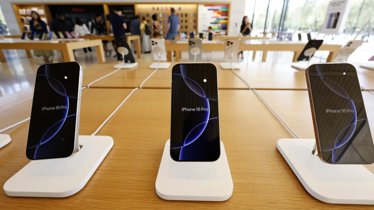 Google се подигра на Apple заради закъснелите ѝ AI функции