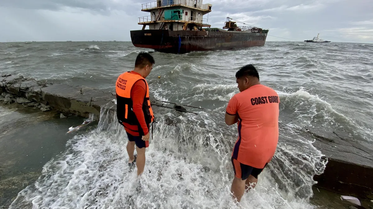 Гръцката брегова охрана масово избутва лодки с мигранти към турските води