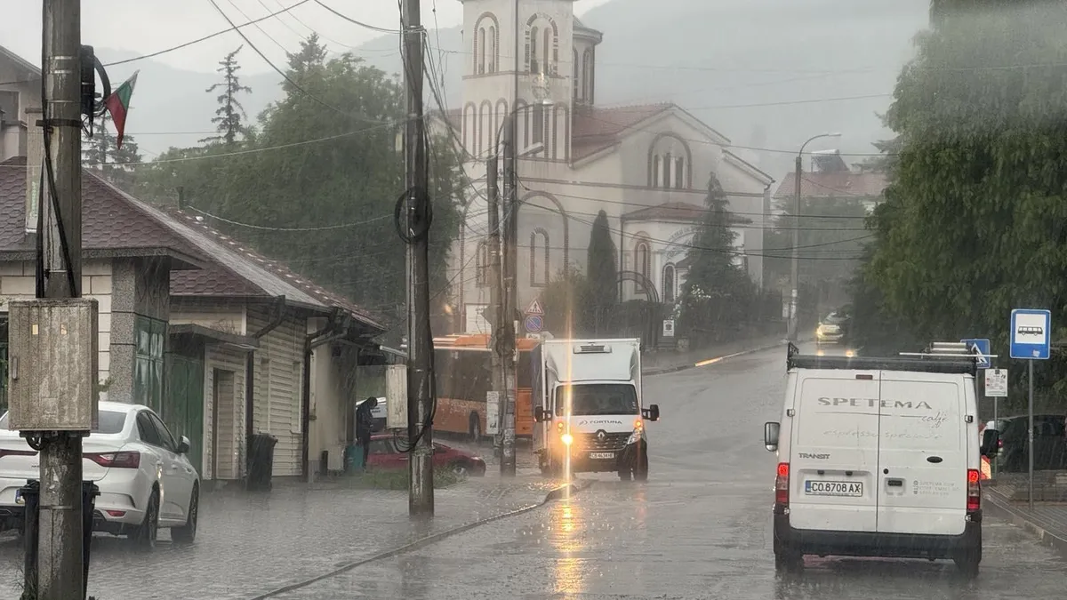 Гръмотевични бури в 12 области във вторник, температурите до 30 градуса