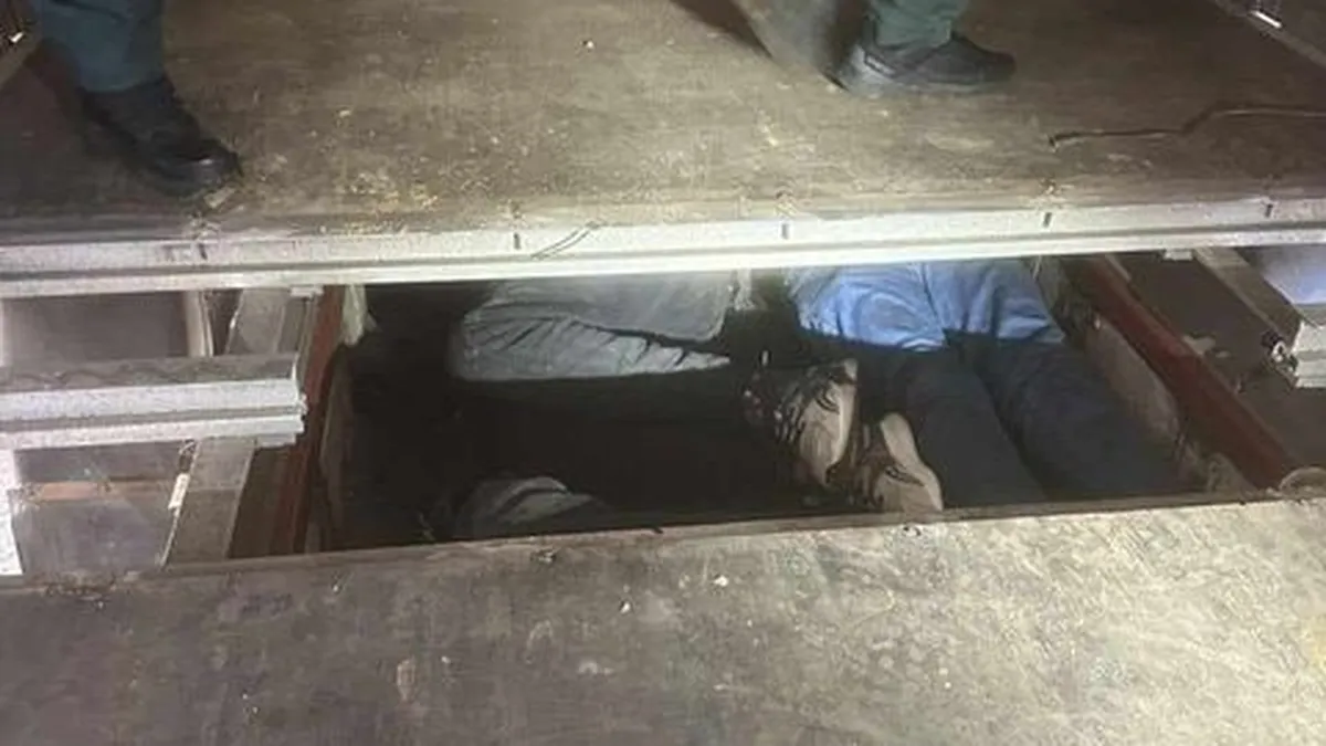 Гранични полицаи задържаха 18 мигранти, укрити в двойна стена на микробус