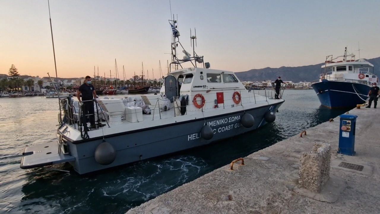Гърция издирва десетки мигранти в морето