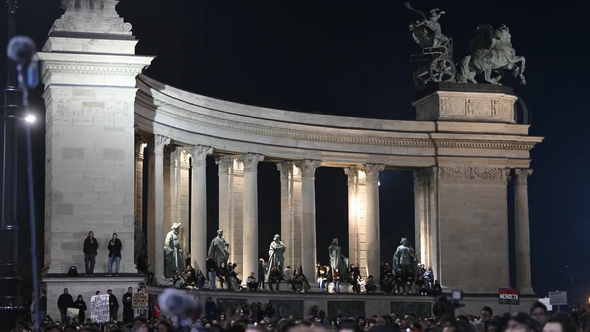 Хиляди на крайнодесен митинг в Будапеща, докато тече шествие на антифашисти