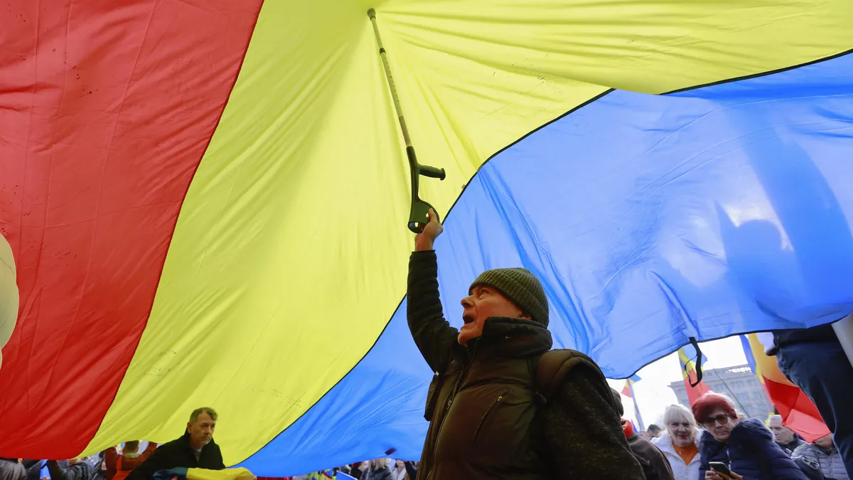 Хиляди протестират в Румъния срещу анулирането на президентския вот