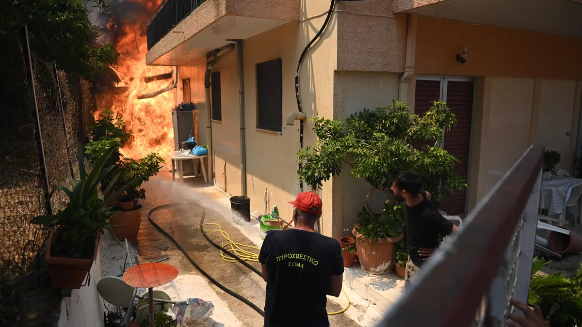 Хиляди се борят с пожарите в Гърция, докато жегата обхваща Европа