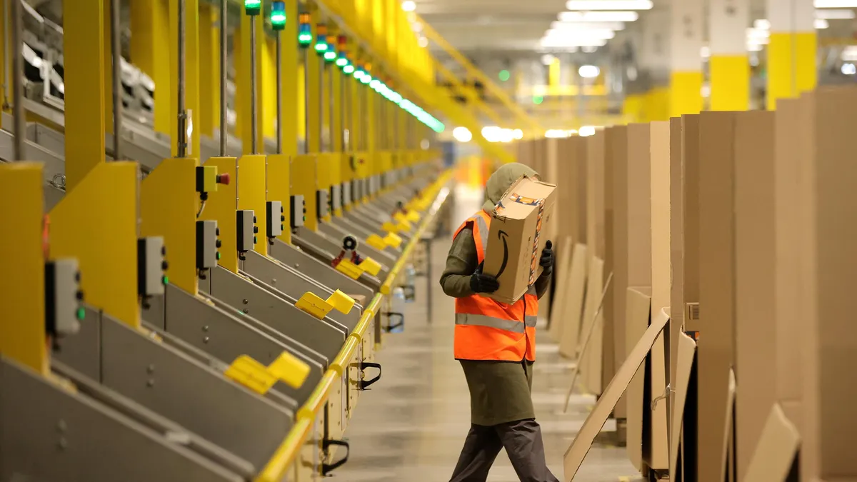 Хиляди служители на Amazon в САЩ стачкуват дни преди Коледа