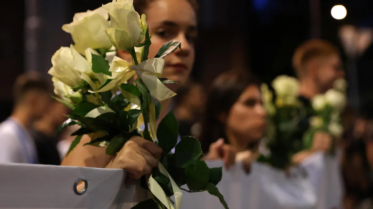Хиляди участваха във възпоменателни шествия в цяла Сърбия, 10 месеца след трагедията в Нови Сад 