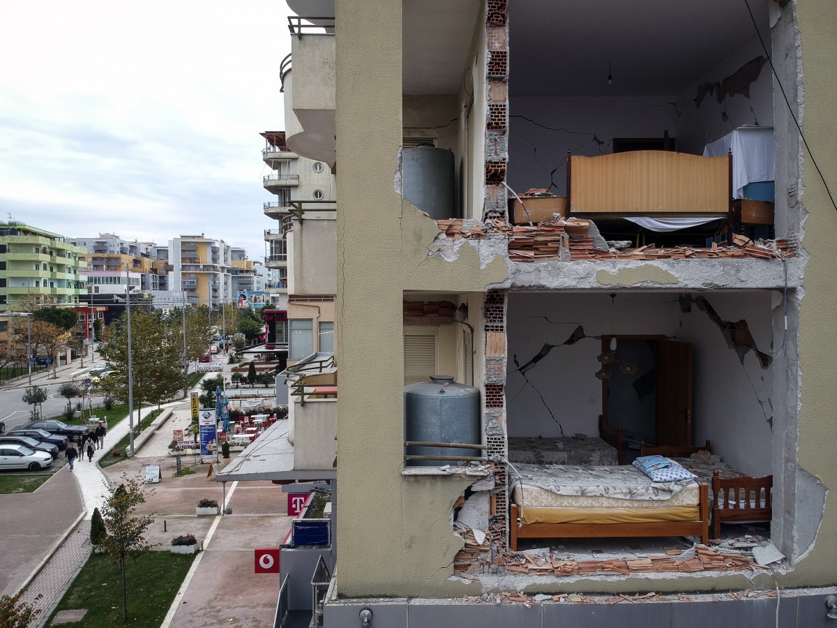Хиляди, останали без дом в Дуръс, имат нужда от храна, одеяла и дрехи