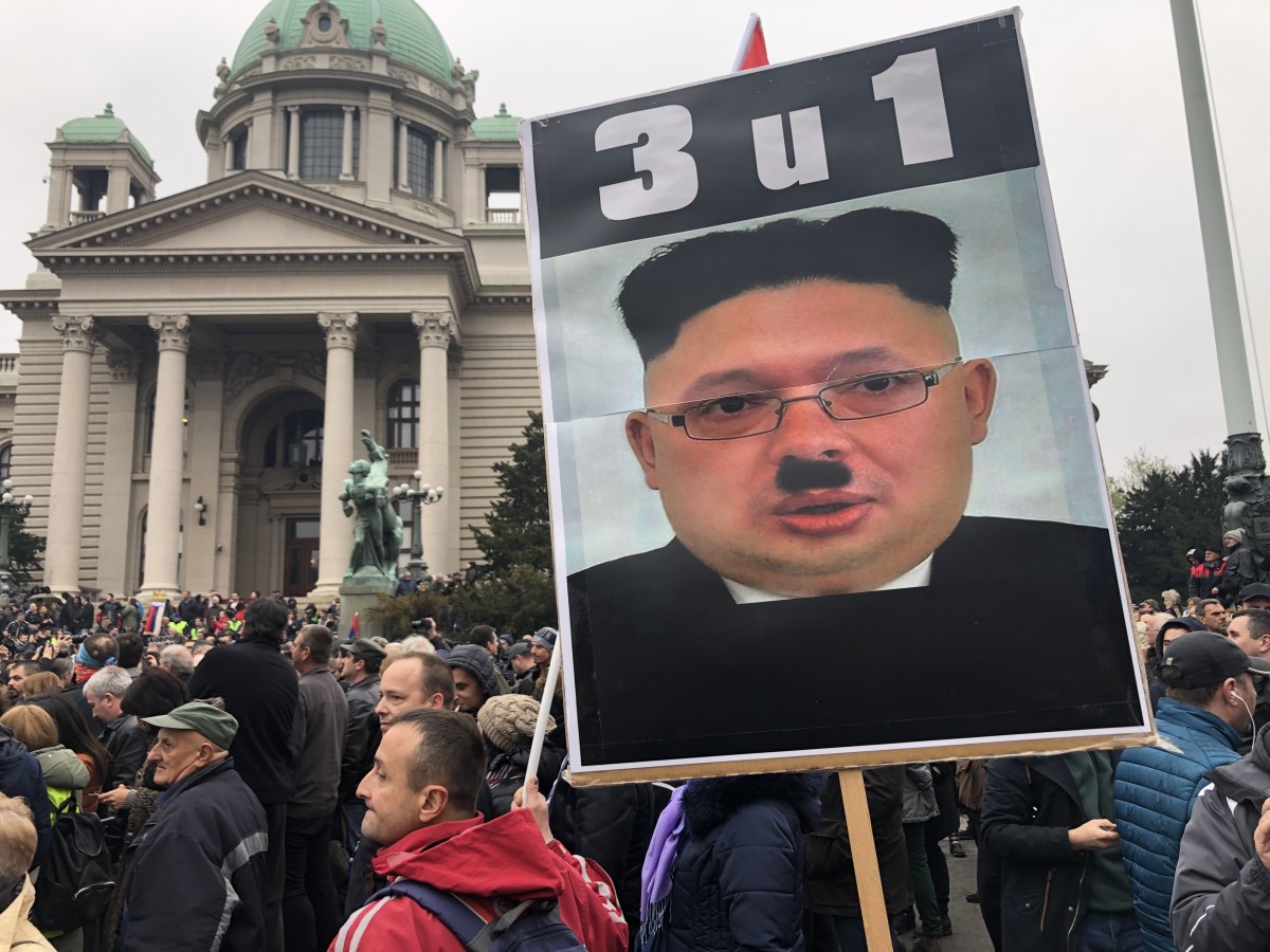 Хиляди сърби протестират пред Скупщината срещу Вучич, пеят "Пада влада"