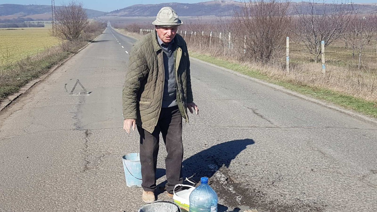 Бай Георги, който сам кърпи дупките на пътя: Спасявам хората от стрес