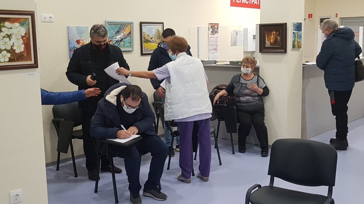Опашка за ваксиниране в Бургас