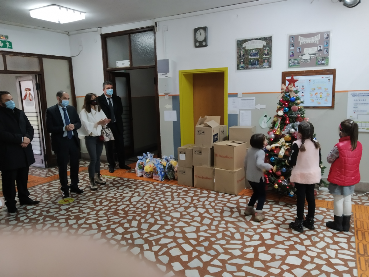 Посолството ни в Скопие дари 130 коледни пакети с лакомства за деца