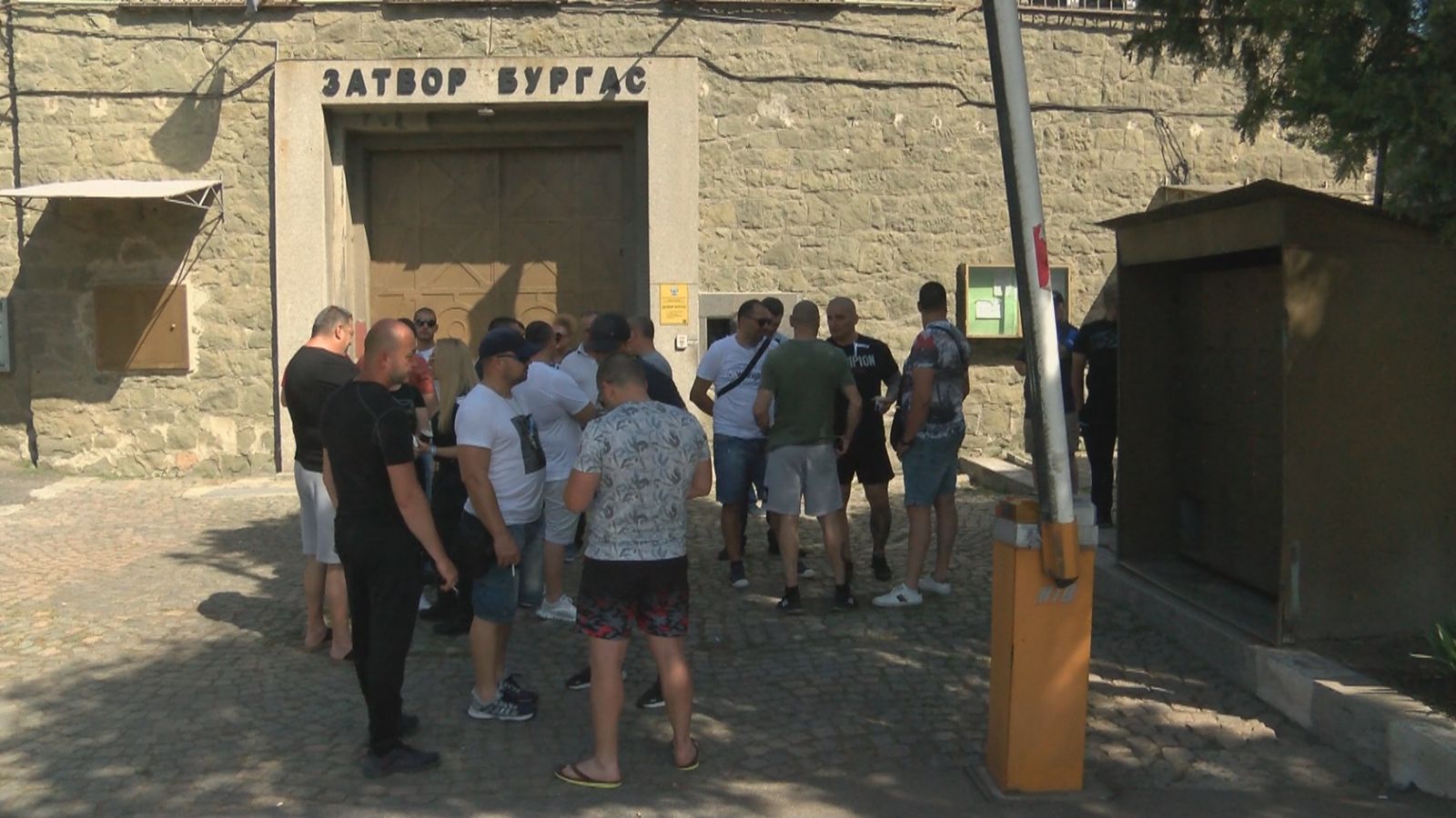Надзиратели и съдебни охранители излязоха на протест