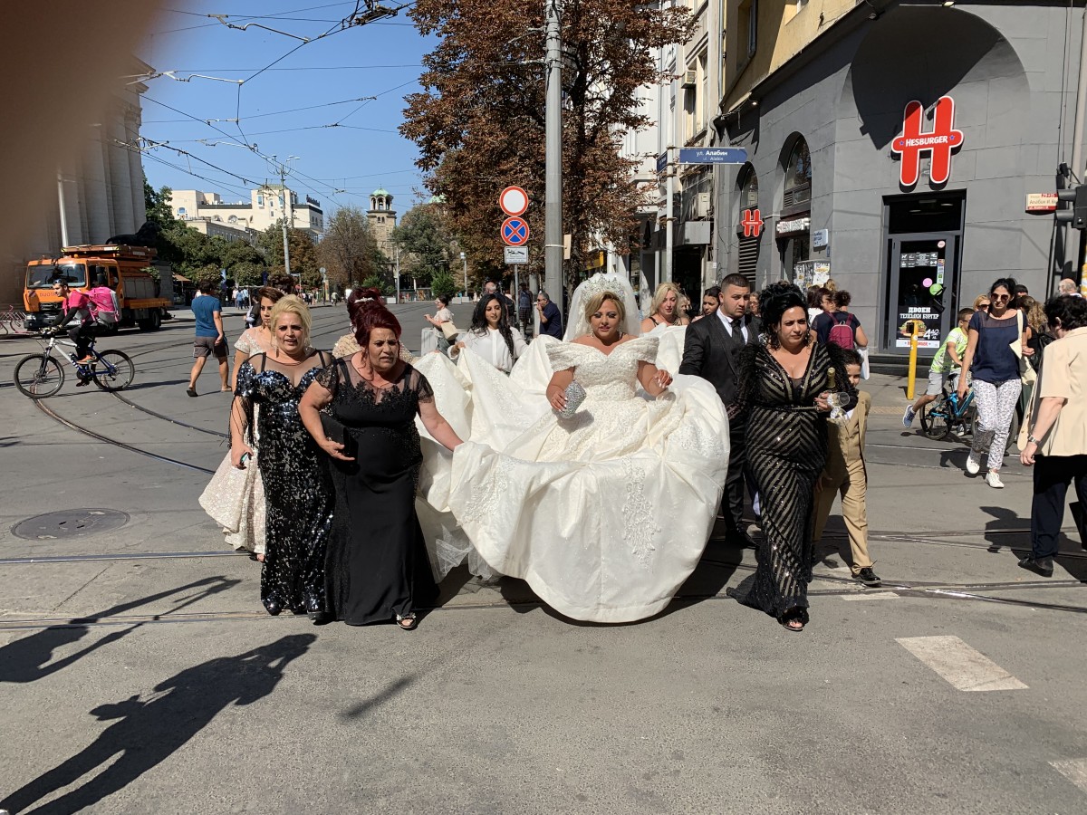 Шумна сватба огласи центъра на София