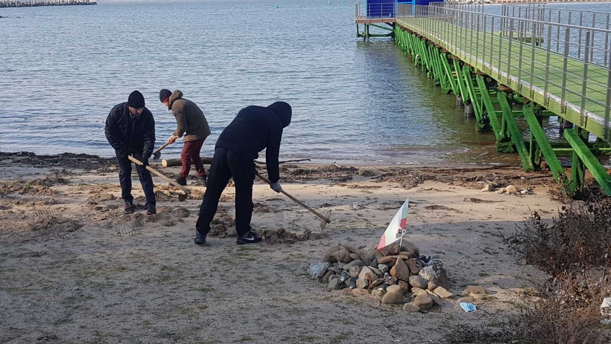 Премахнаха тревата от плажа на Росенец