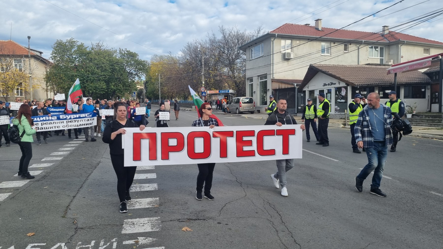 Протестно шествие в Българово: 30 години няма и една асфалтирана улица