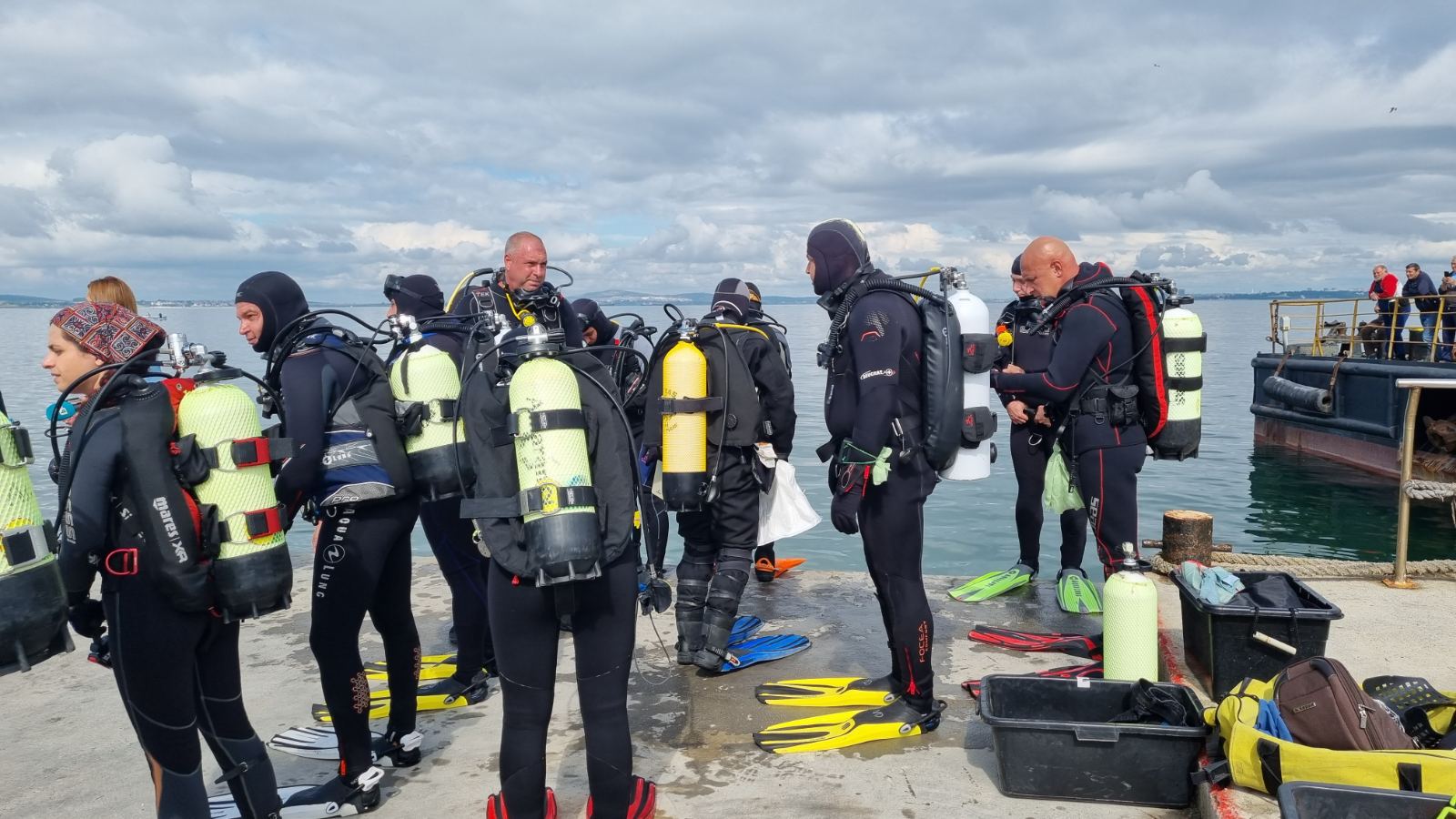 Водолази извадиха килограми отпадъци от морето до Св. Анастасия