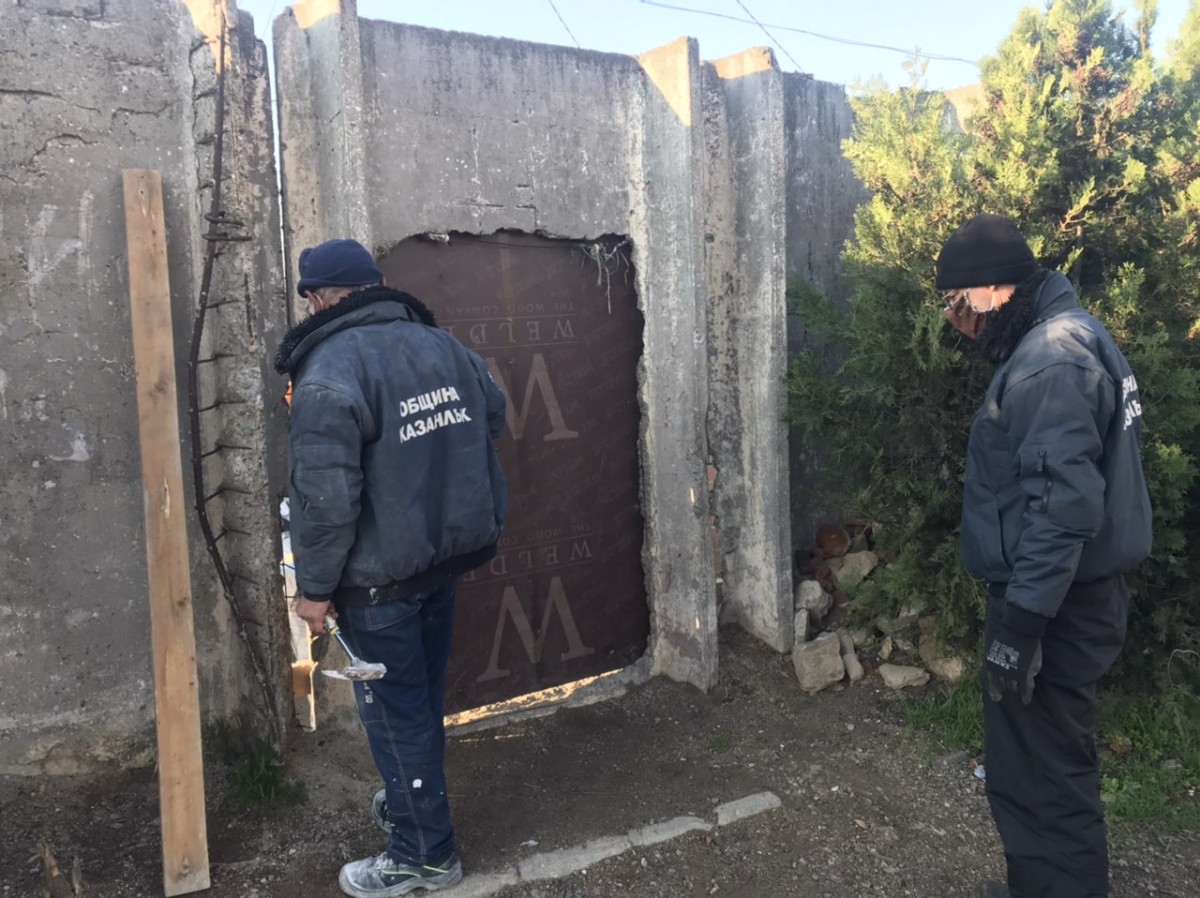 Затвориха и ромската махала в Казанлък