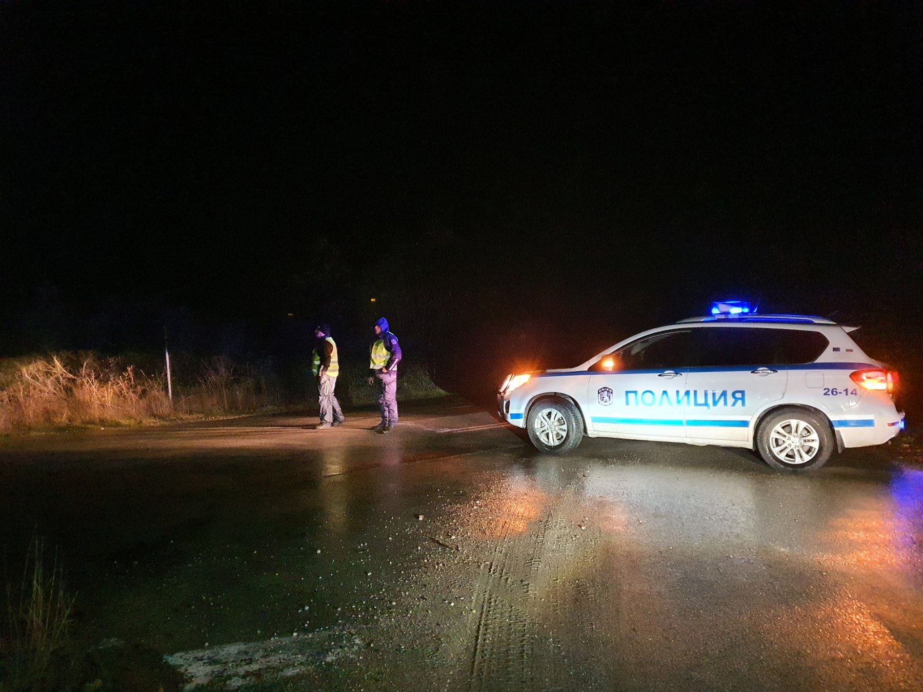 Един загинал и 10 ранени, след като автобус падна в дере