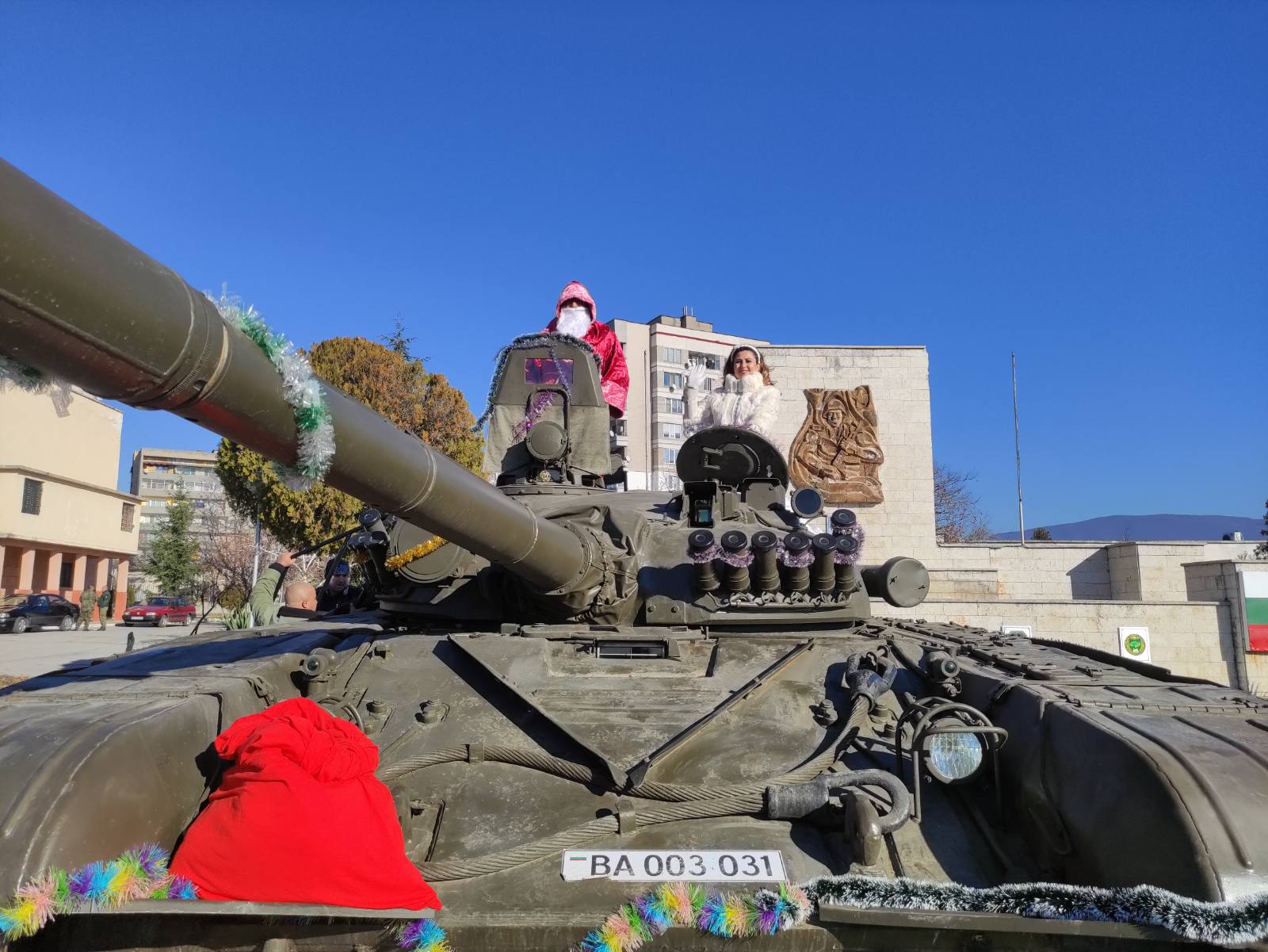Дядо Коледа пристигна в Сливен с танк