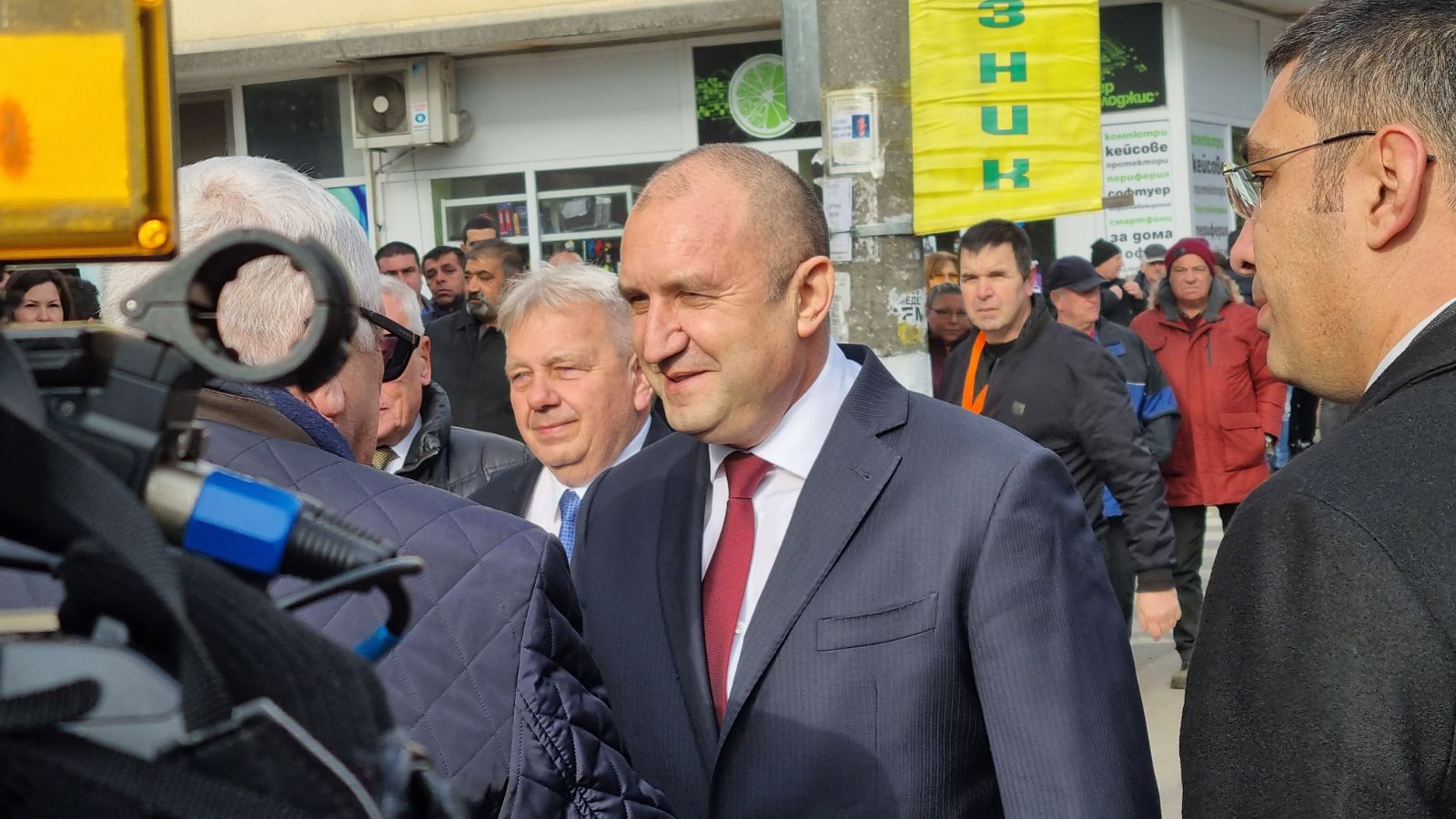 Радев: Правителството трябва да знае с кого и с какво си има работа