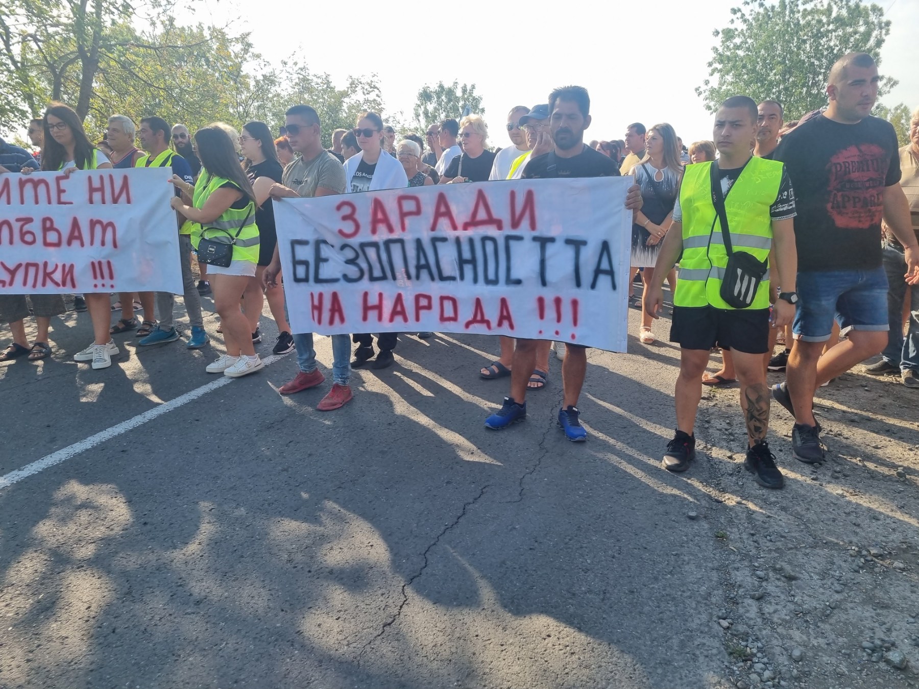 Граждани блокираха достъпа до бургаски квартал с протест заради лош път