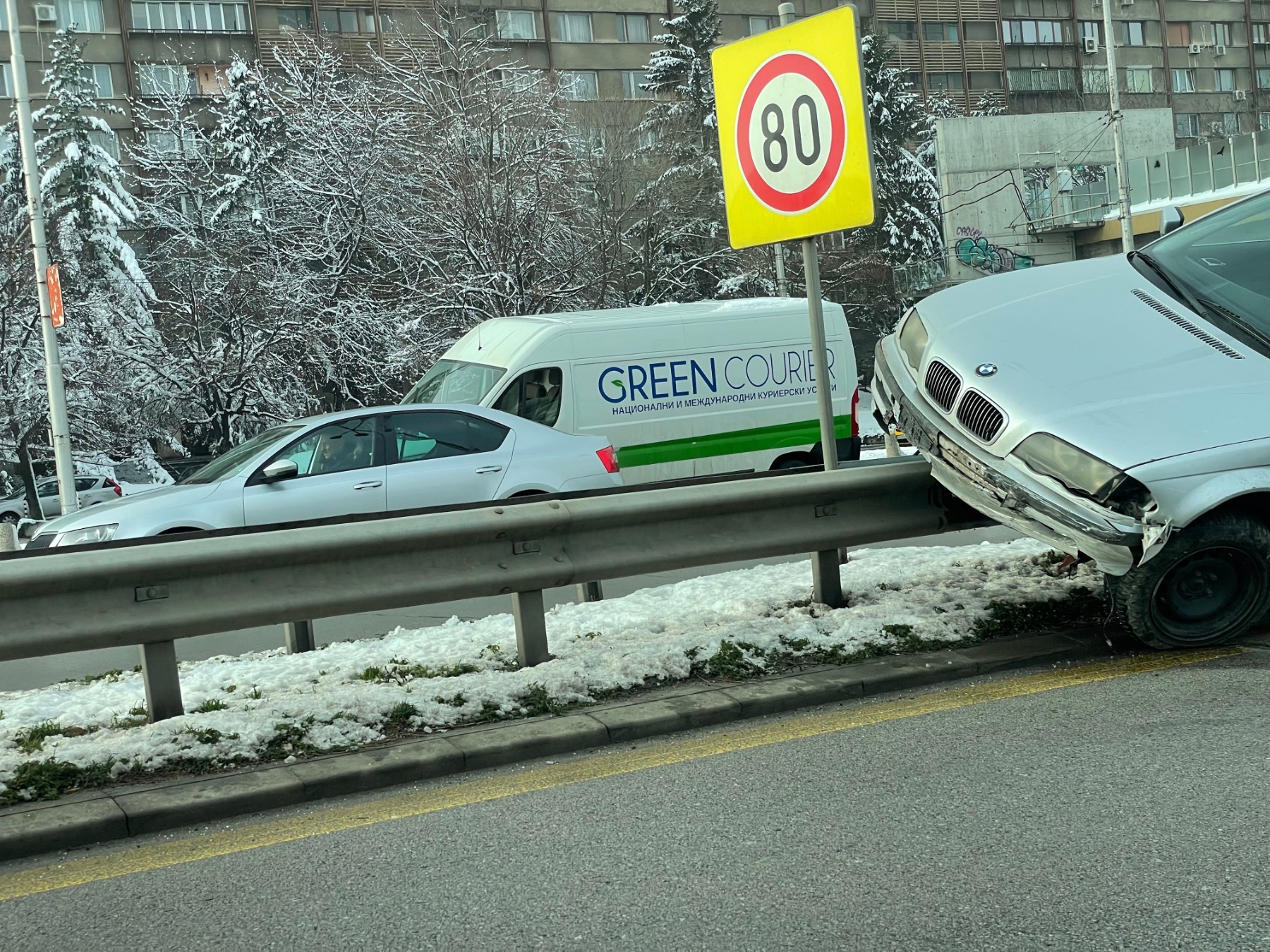 БМВ се качи на мантинелата на Цариградско